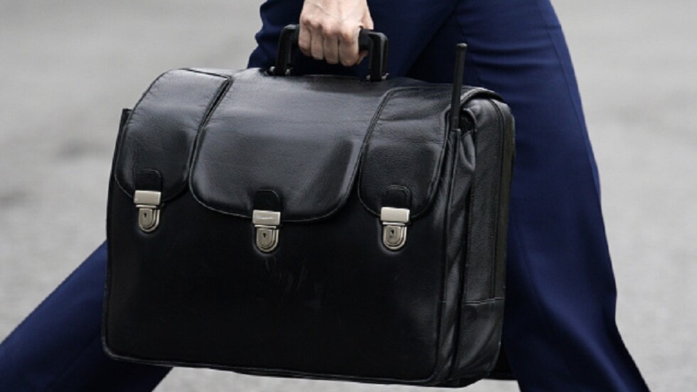 "كرة القدم" و"البسكويت".. حقيبة رموز وخطط نووية لا تفارق الرئيس الأمريكي (صور)