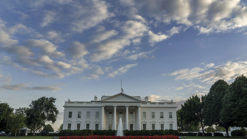 البيت الأبيض يرفض التعليق على ما يشاع عن "محادثات" بين بوتين وماسك حول أوكرانيا