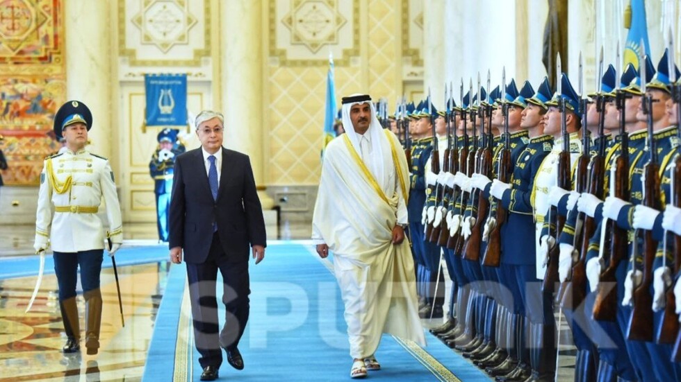 رئيس كازاخستان يستقبل أمير قطر في مقره الرئاسي