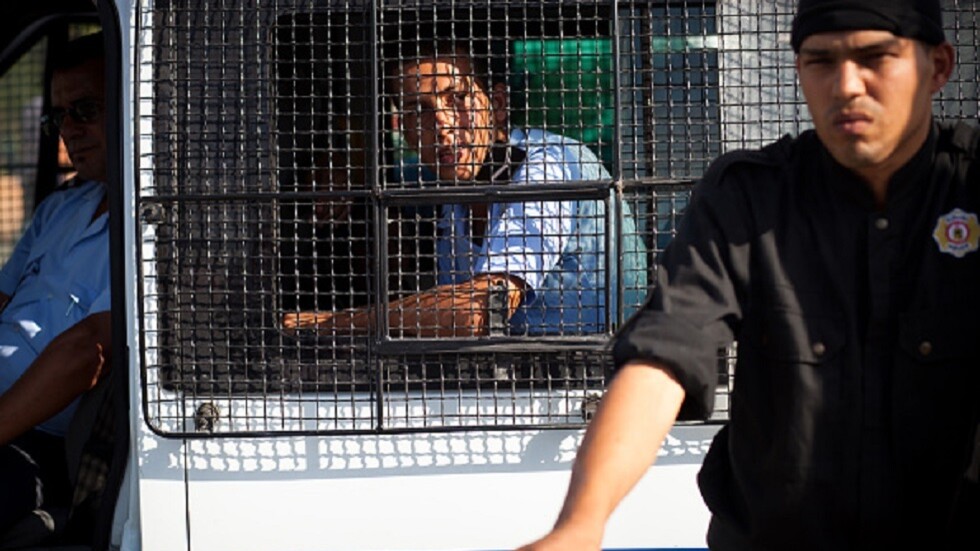 أحدهما يلقب بالشيطان.. الشرطة التونسية تلقي القبض على مشعوذين بحوزتهما صور إعلاميين وفنانين وأمنيين