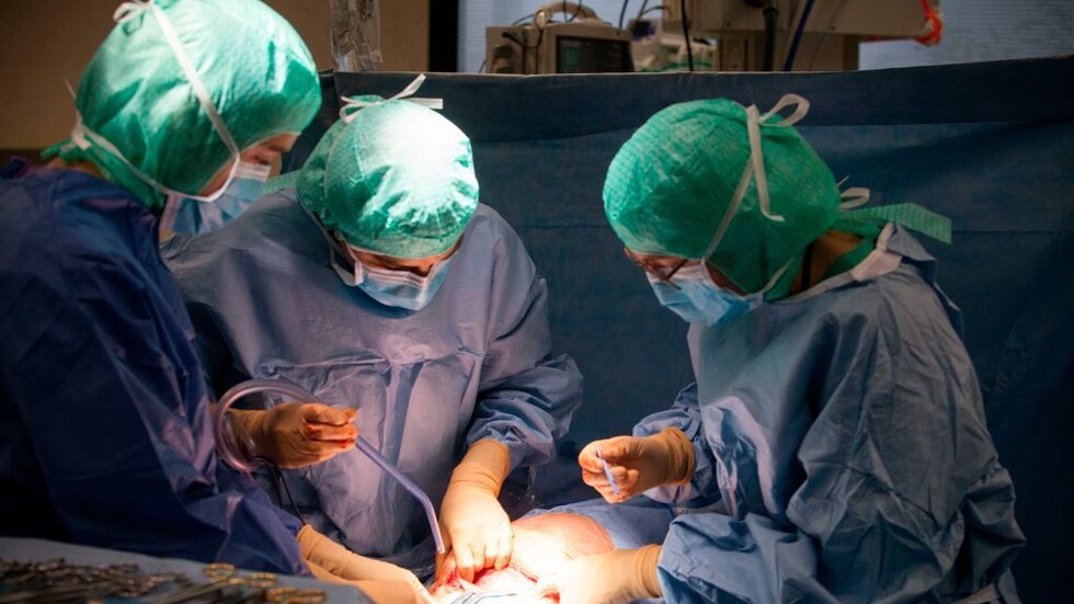 لحظة نادرة لولادة طفلة داخل كيسها الأمنيوسي في حالة تحدث مرة واحدة من بين 80 ألف ولادة