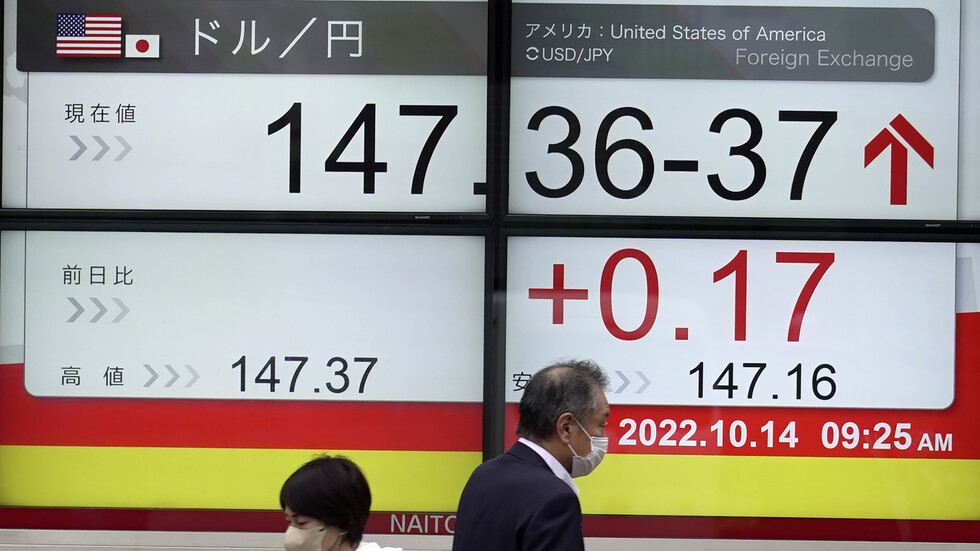 انخفاض الين الياباني إلى أدنى مستوى له في 32 عاما