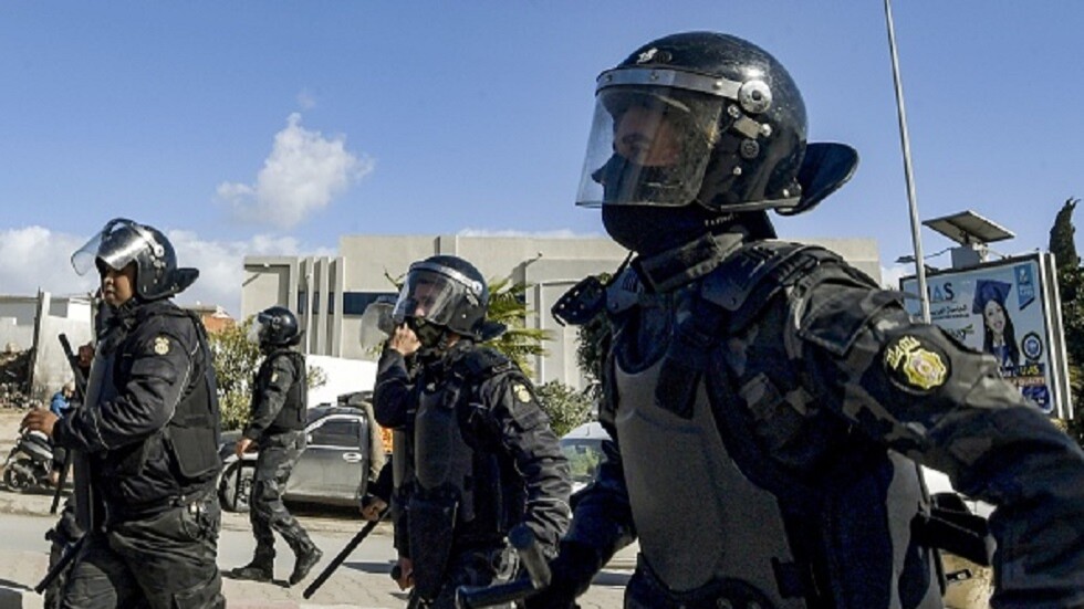 تونس.. صدامات بين الأمن ومتظاهرين في حي التضامن احتجاجا على وفاة تلميذ (فيديو)