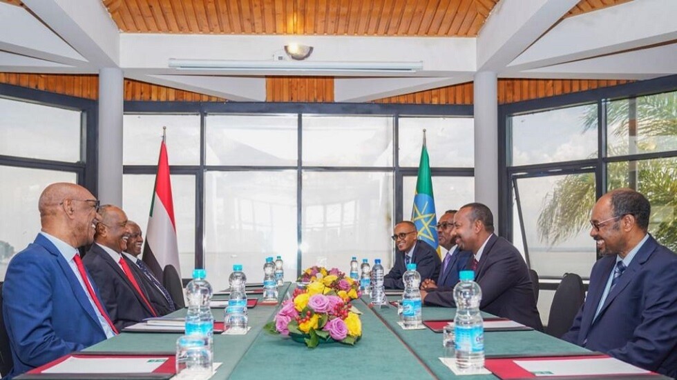 البرهان يعقد مباحثات مع آبي أحمد ويقول: من الممكن التوصل لاتفاق بشأن سد النهضة (صور)