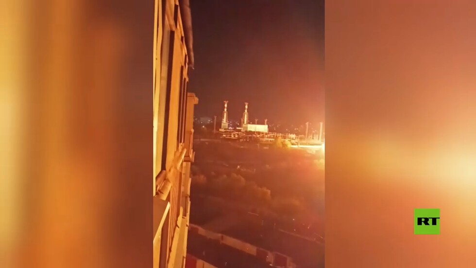 لحظة سقوط قذيفة أوكرانية استهدفت محطة طاقة بمدينة بيلغورود الروسية