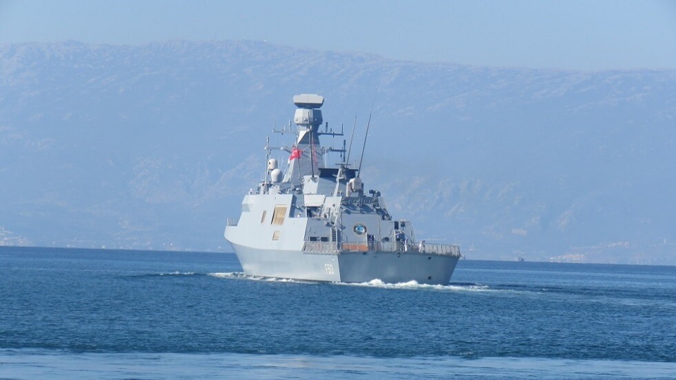 سفينة حربية تركية تتوجه إلى قطر (صور)