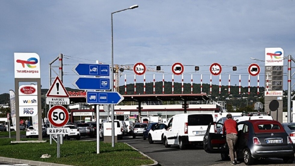فرنسا.. طوابير السيارات تتكدس أمام محطات الوقود مع استمرار إضراب عمال مصافي التكرير (فيديو)