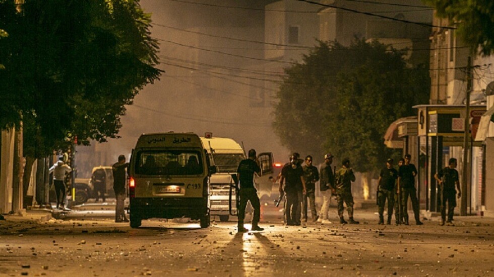 تونس.. تجدد المواجهات بين محتجين والشرطة إثر وفاة شاب بعد إصابته خلال مطاردة أمنية (فيديو)