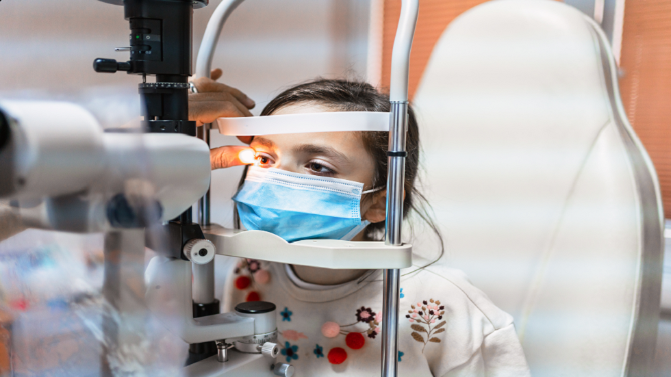 خبراء يكشفون سبب معاناة بعض "الأطفال" من أمراض العين "في منتصف العمر"