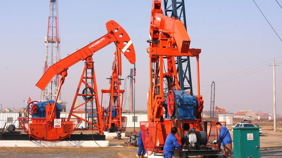 بعد الأنباء عن طرح الولايات المتحدة نحو 15 مليون برميل من النفط.. كيف تم تداول أسعار الخام؟