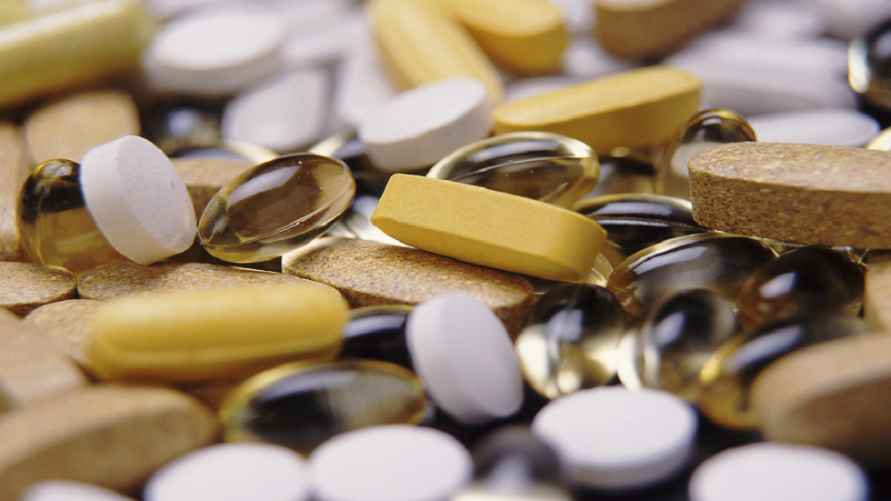 تقارير تثير الهلع عن إصابة رجل بنزيف قاتل في المخ بعد خلط مكملات الفيتامينات مع الإيبوبروفين!