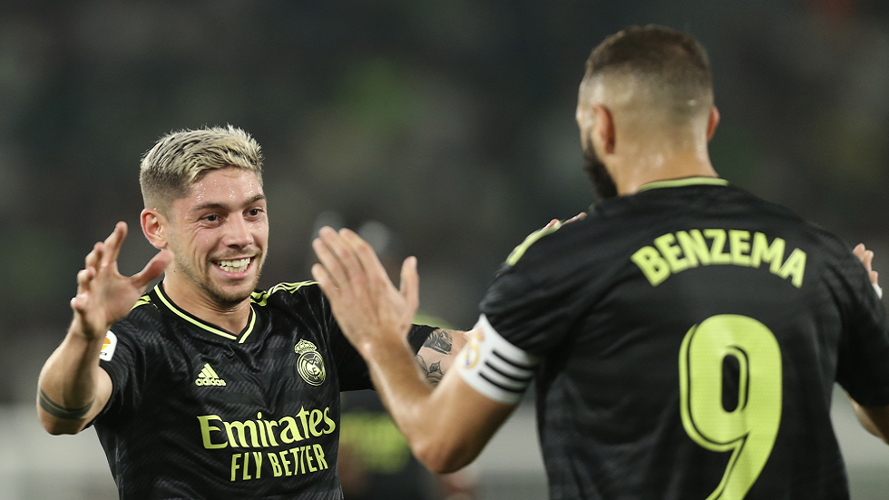 بنزيما يحتفل بفوزه بالكرة الذهبية بقيادته ريال مدريد لتحقيق انتصار جديد