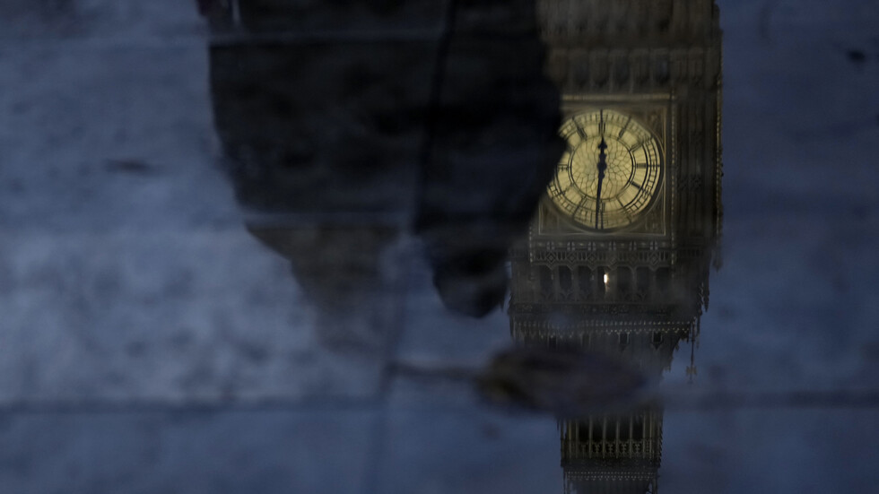 بريطانيا.. أكثر من 200 ألف توقيع على عريضة تطالب بالانتخابات المبكرة