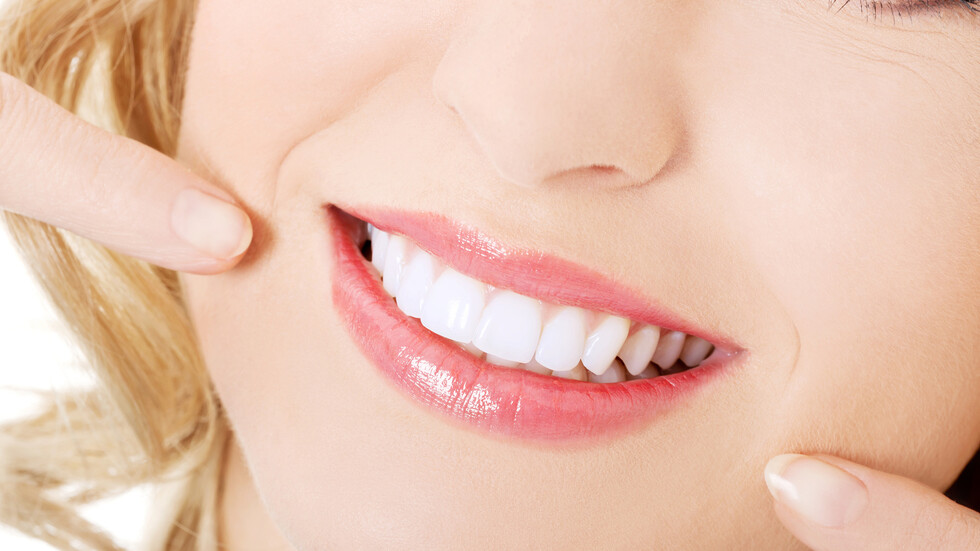 دراسة تكشف أن تصنّع الابتسام يجعلنا نشعر بالسعادة حقا!