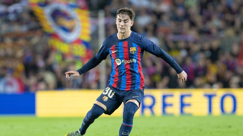 نجم برشلونة الشاب يتوج بجائزة الفتى الذهبي 2022