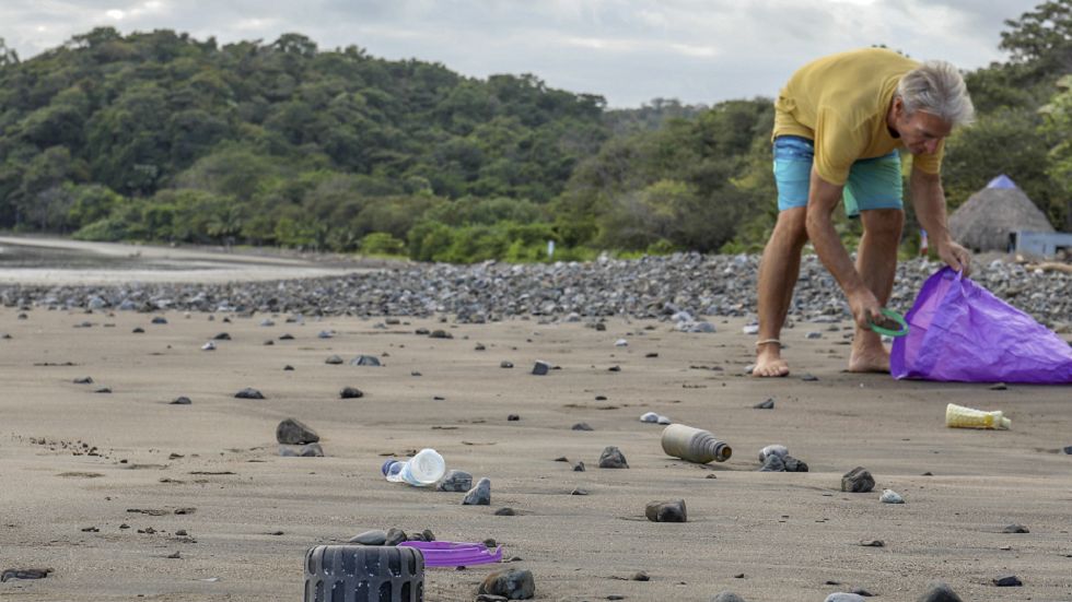 التنظيف العظيم للمحيطات!.. استخراج 10 أطنان من البلاستيك من رقعة نفايات المحيط الهادىء الكبرى!