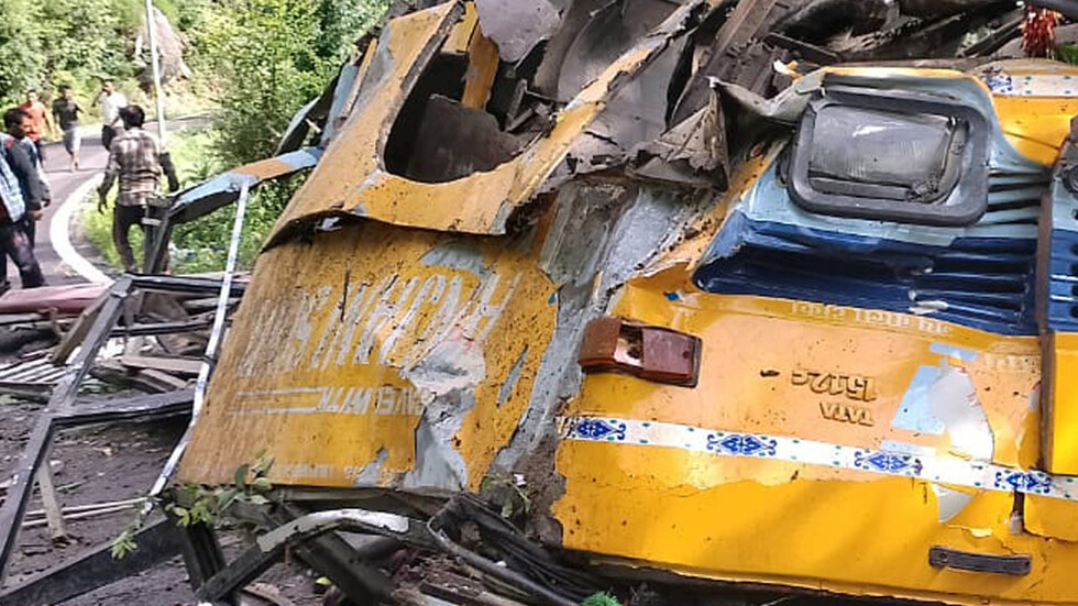 حادث مروع في الهند.. قتلى وجرحى باصطدام حافلة بعربة ترولي (صور)