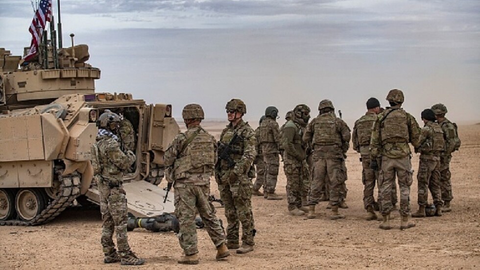 مراسل RT: قصف صاروخي مجهول المصدر يستهدف قاعدة حقل العمر النفطي الأمريكية شرقي سوريا