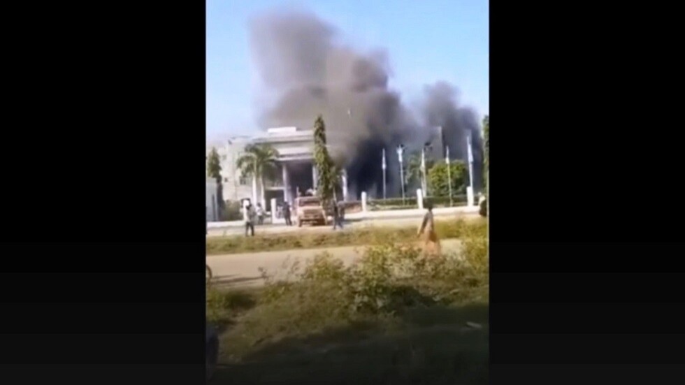 السودان.. إحراق مبنى حكومي وسط احتجاجات على تصاعد العنف القبلي بالنيل الأزرق (فيديو)