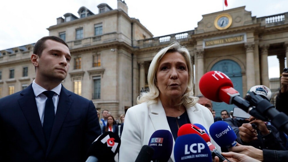 مارين لوبان: قد نصوّت على طلب ائتلاف أحزاب اليسار حجب الثقة عن الحكومة