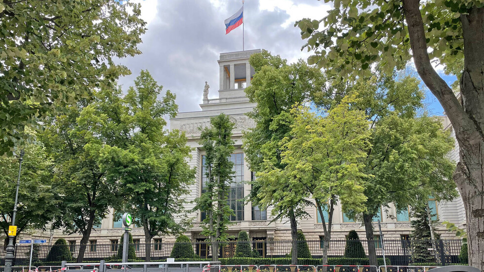 السفارة الروسية ترحب بمبادرة مدينة شترالزوند الألمانية لاستضافة المفاوضات بين روسيا وأوكرانيا