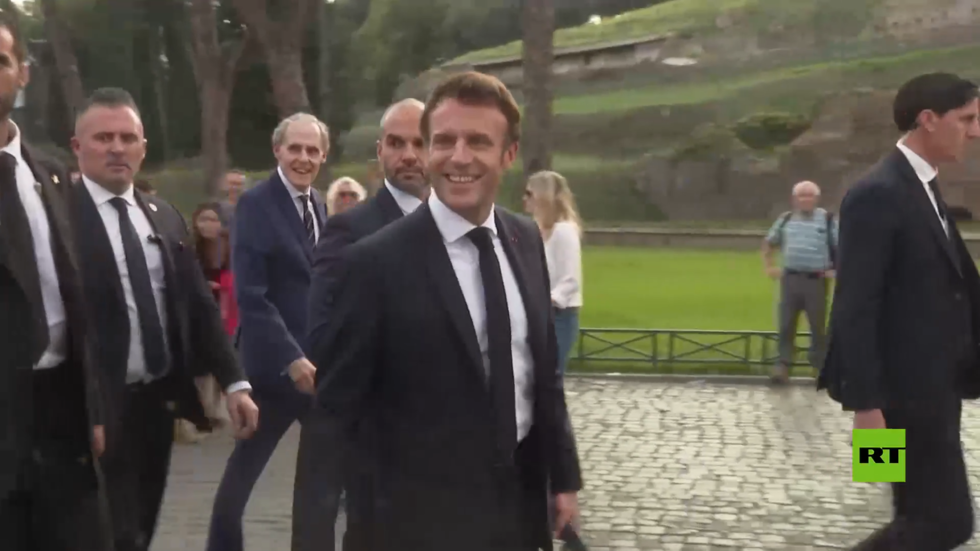 ماكرون يزور المنتدى الروماني والكولوسيوم في روما