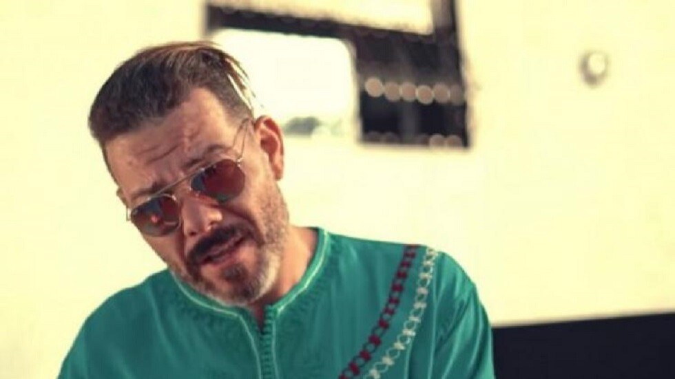 مطرب مغربي يهدي أغنية للأمن بعد صدور مذكرة بحث في حقه