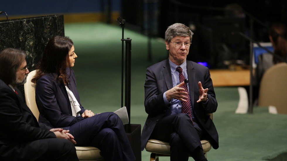 خبير اقتصادي أمريكي: بوتين يبدو "نجما" في روسيا أما بلادي فهي أعنف دولة بالعالم منذ عام 1950 (فيديو)