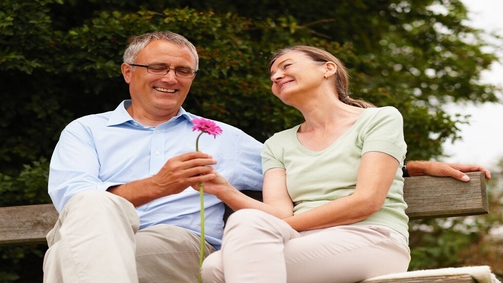 لماذا يختار الرجال الفتيات الأصغر عمرا؟