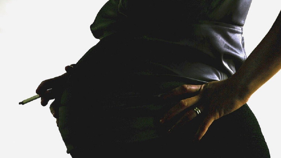 النساء الحوامل في إنجلترا يحصلن على السجائر الإلكترونية مجانا.. فما الهدف؟!
