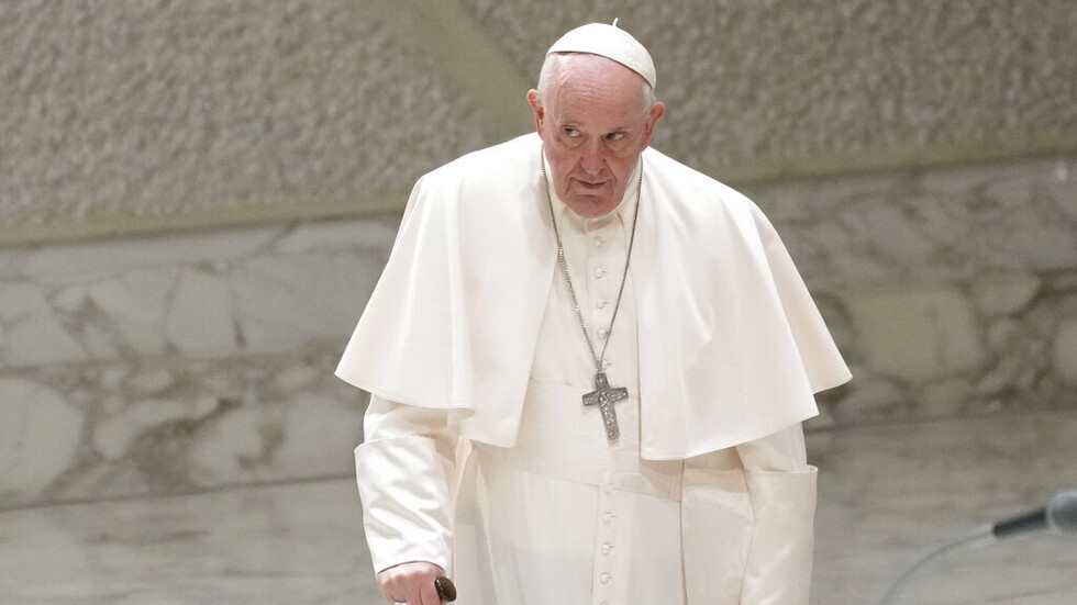 مجلة: ماكرون حث البابا فرنسيس على الاتصال ببوتين لتسوية الأزمة الأوكرانية