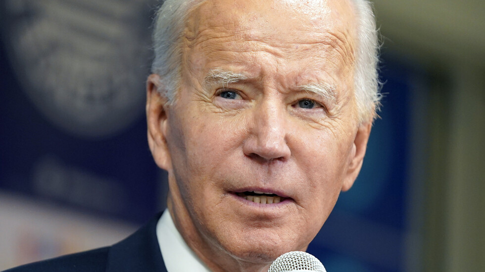 بايدن يهنئ "شخصا مجهولا" برئاسة الحكومة البريطانية (فيديو)