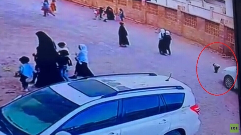 طفل يمني ينجو من الموت بأعجوبة (فيديو)