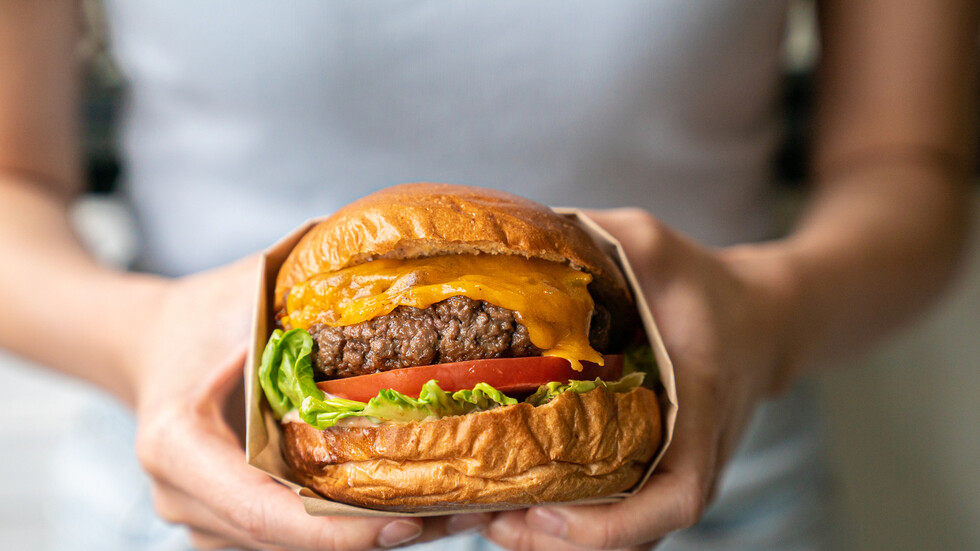 علماء يحددون كمية البرغر المسموح باستهلاكها أسبوعيا لتجنب أزمة المناخ!