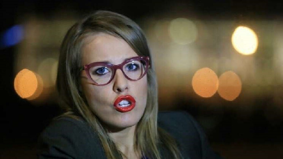 زعمت أنها لا تملكه.. "سوبتشاك" تهرب من قضية ابتزاز في روسيا بجواز سفر إسرائيلي والكاميرات توثق