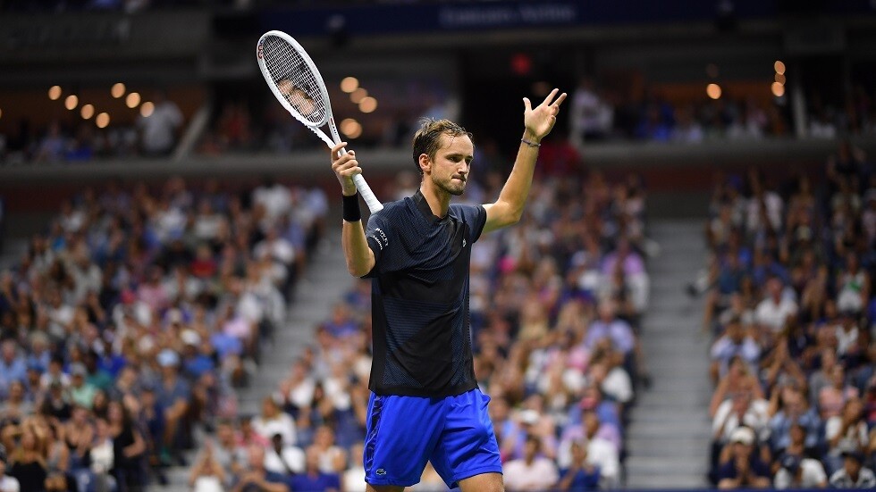 الروسي مدفيديف يبلغ المربع الذهبي لبطولة بنك إيرست المفتوحة