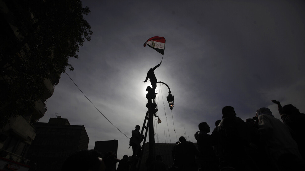 مصدر أمني: جماعة "الإخوان" تحاول خداع المواطنين بنشر مقاطع  فيديو قديمة لتجمعات في مصر