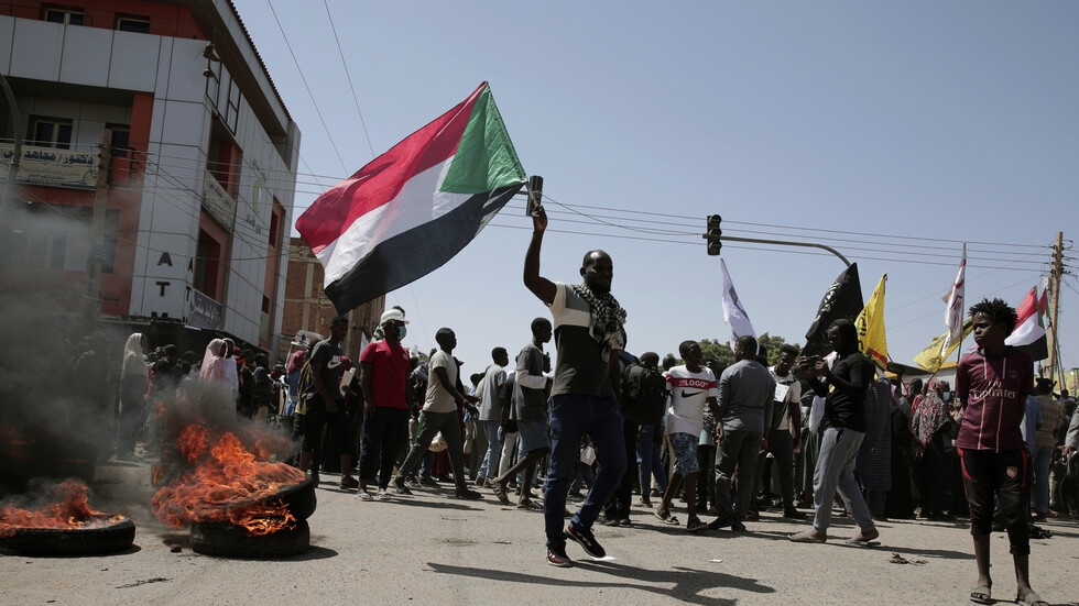 السودان.. آلاف الاسلاميين يتظاهرون في الخرطوم ضد وساطة الأمم المتحدة لحل  أزمة البلاد - RT Arabic