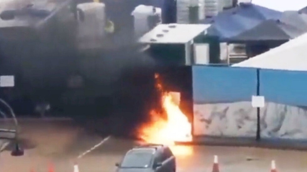 بريطانيا.. رجل يهاجم مركزا جديدا للهجرة بقنابل حارقة ثم ينتحر (فيديو)