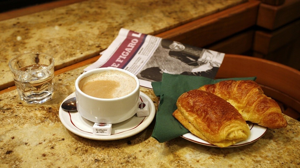 طريقة خاطئة وتسبب مشكلات صحية لتناول مشروب شائع