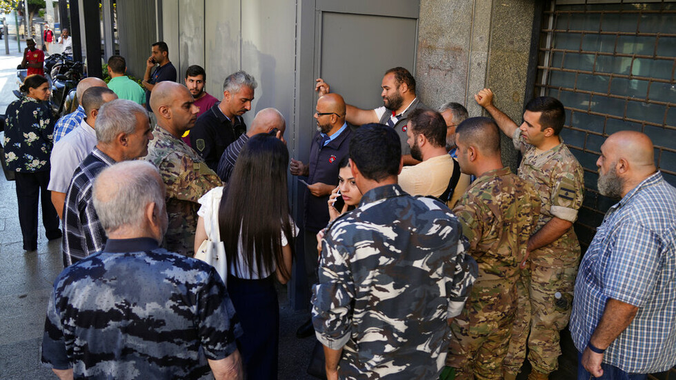 لبنان.. مودع يقتحم مصرفا والقوى الأمنية تخرجه بالقوة