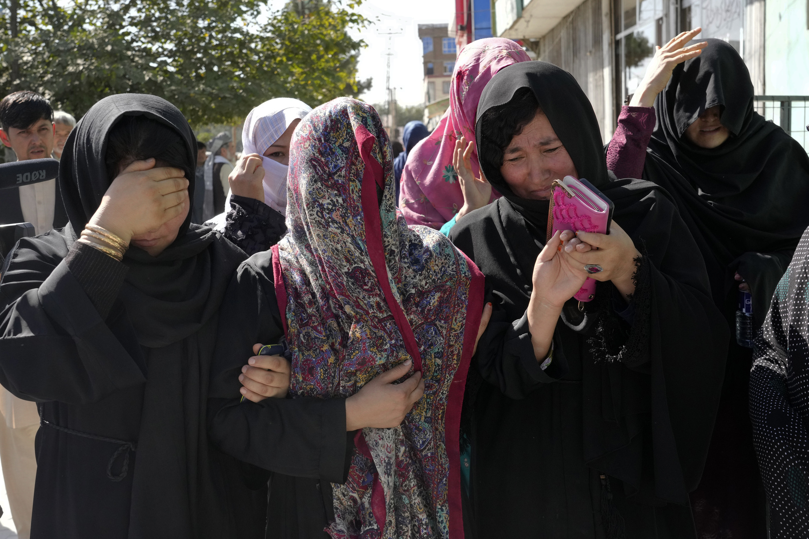 بعد سقوط 35 قتيلا بتفجير في كابل.. أفغانيات يتظاهرن ضد 
