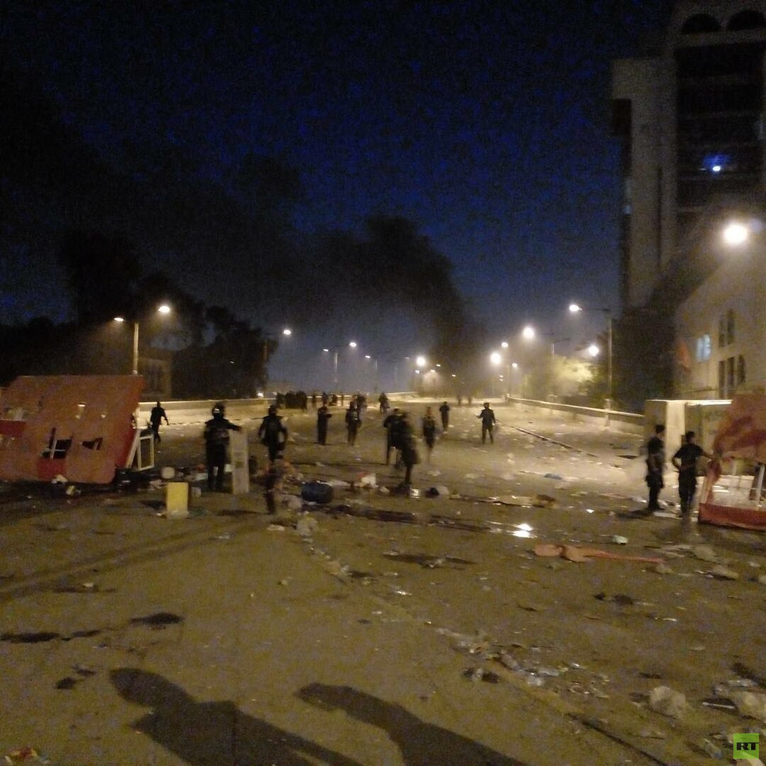 العراق.. كر وفر بين المتظاهرين والقوات الأمنية وسط بغداد (صور + فيديو)