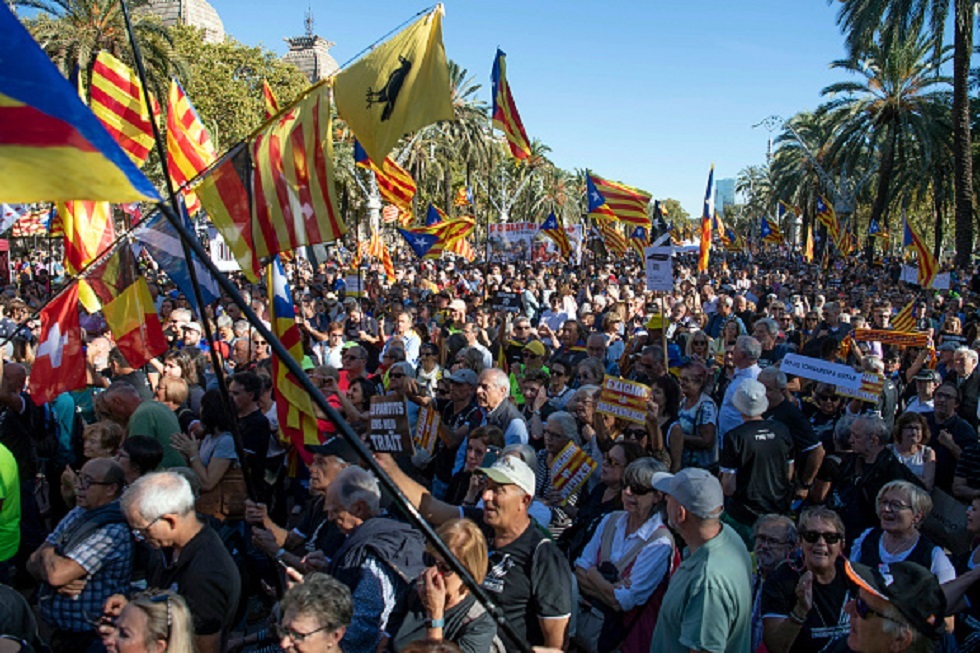 إسبانيا.. الكتالونيون يتظاهرون من أجل الانفصال في الذكرى السنوية للاستفتاء