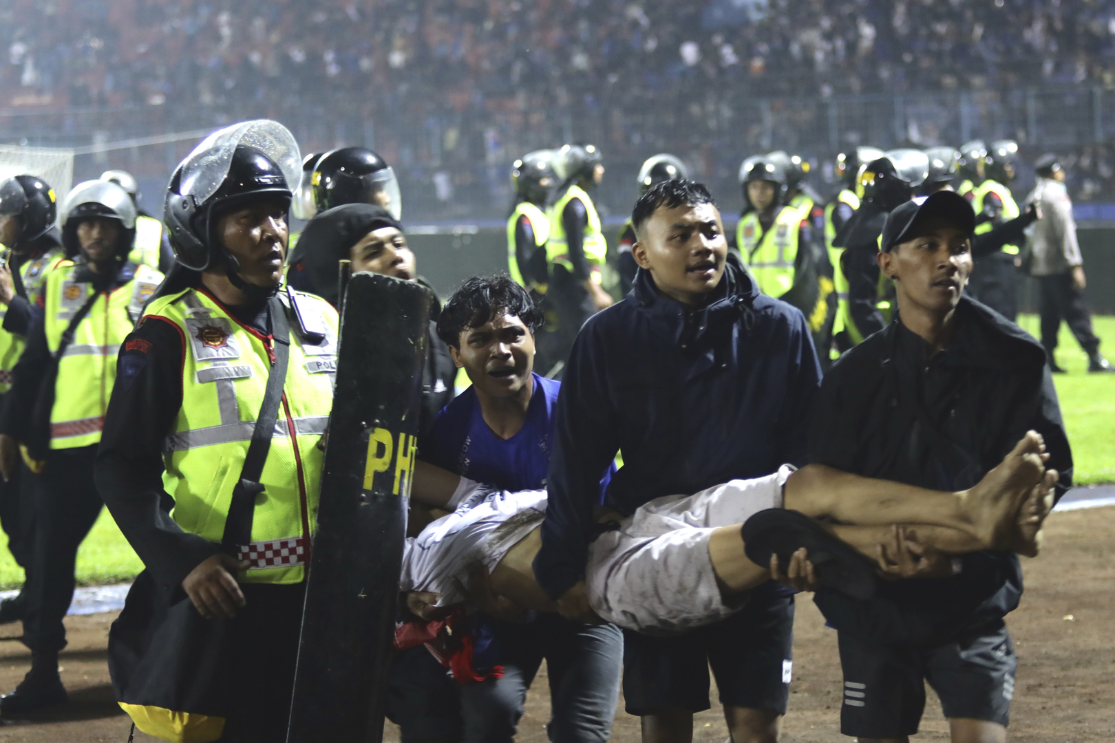 مشاهد جديدة من كارثة ملعب إندونيسيا.. ورئيس البلاد يصدر أمرا عاجلا (فيديو+ صور)