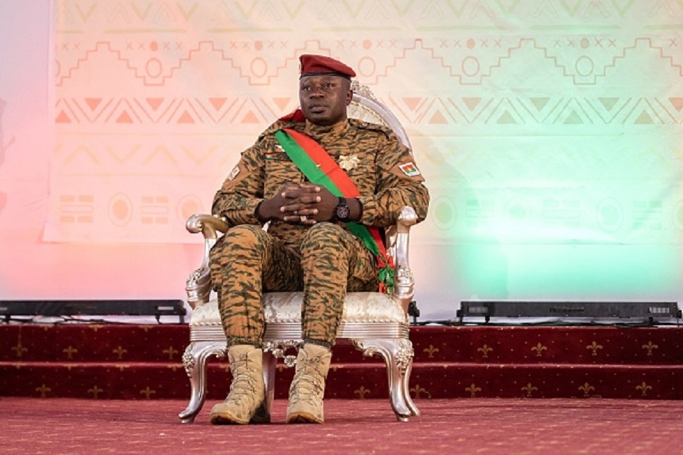 زعيم المجلس العسكري في بوركينا فاسو يوافق على التنحي
