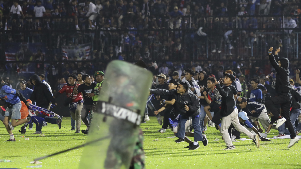 أول قرار لرئيس إندونيسيا بعد مقتل 125 شخصا في ملعب لكرة قدم