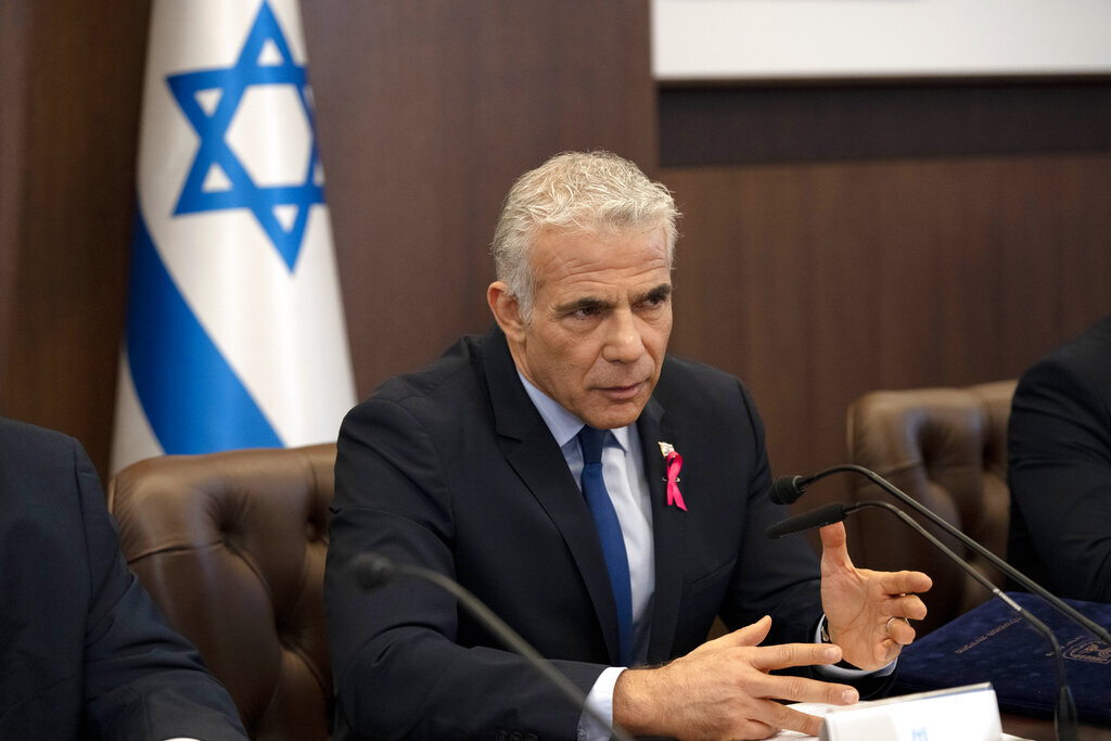 مسؤول إسرائيلي: لابيد لن يوافق على التنازل عن مصالحنا الأمنية والاقتصادية