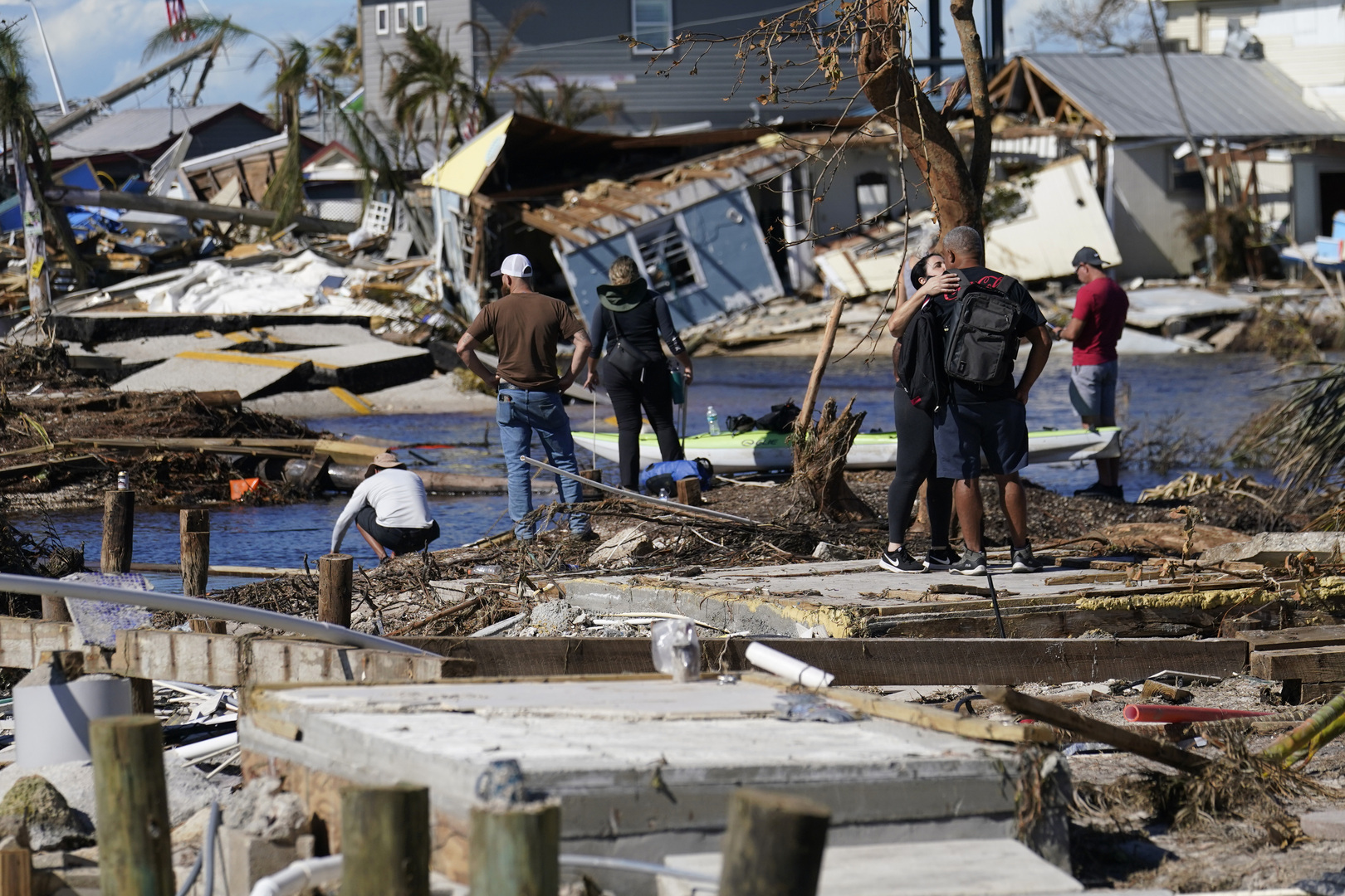 بايدن يتفقد آثار الإعصار في فلوريدا