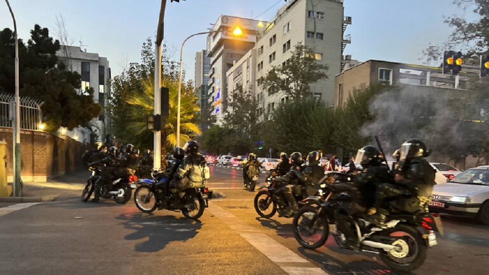 طهران: الإفراج عن نحو نصف معتقلي 